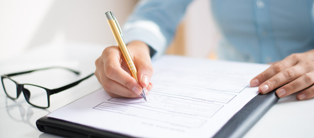 Vrouw schrijft op een stuk papier