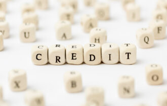 Dobbelstenen met letters die 'credit' spellen