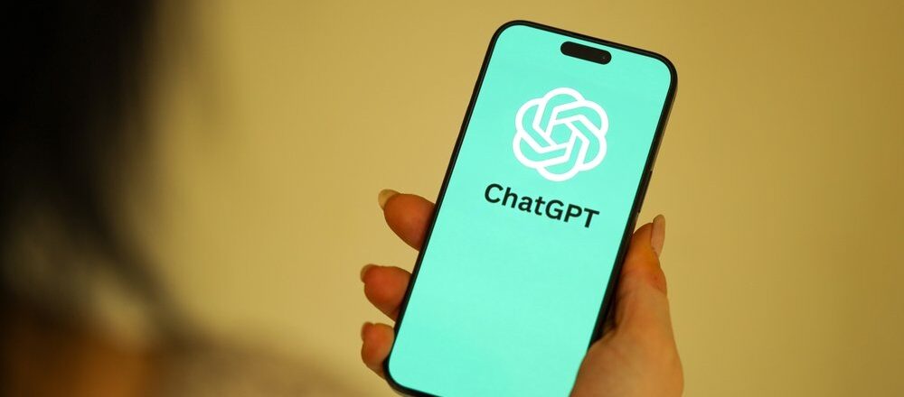 Persoon gebruikt ChatGPT op smartphone om een ondernemingsplan te maken