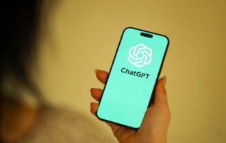 Persoon gebruikt ChatGPT op smartphone om een ondernemingsplan te maken