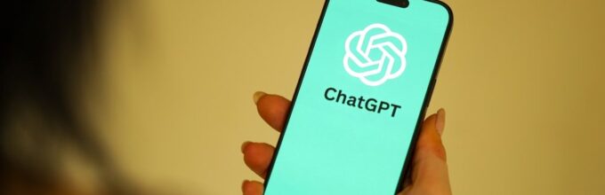 Persoon gebruikt ChatGPT op smartphone om een ondernemingsplan te maken