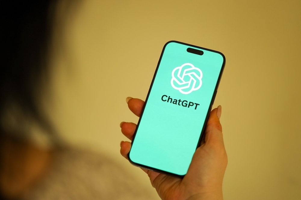 Persoon gebruikt ChatGPT op smartphone om een ondernemingsplan te maken