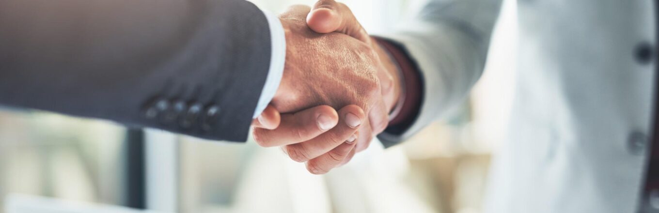 Handdruk tussen twee personen als symbool voor de kennismaking in de inleiding van een ondernemingsplan