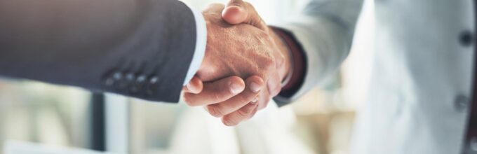 Handdruk tussen twee personen als symbool voor de kennismaking in de inleiding van een ondernemingsplan